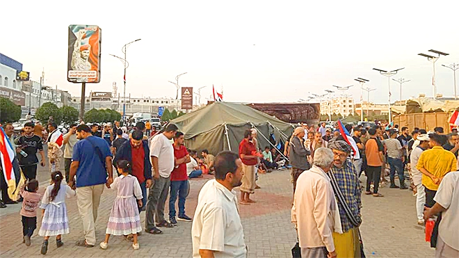 حشود ومخيمات المعتصمين في ساحة العروض خورمكسر